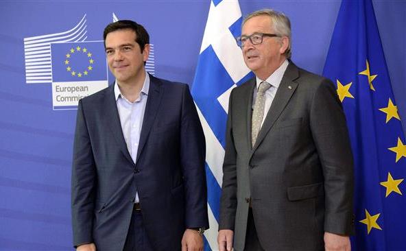 Premierul grec Alexis Tsipras (st) stă alături de preşedintele Comisiei Europene, Jean-Claude Juncker, înaintea întâlnirii lor din Bruxelles, 3 iunie 2015.