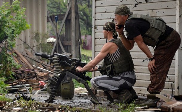 Soldaţi ucraineni folosesc un lansator de grenade pentru a trage asupra unor poziţii ale separatiştilor în apropiere de Doneţk, 28 mai 2015. (Captură Foto)