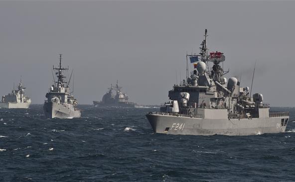 Nave NATO de război participă la un exerciţiu militar în Marea Neagră în 16 martie 2015.