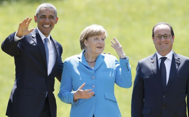 Preşedintele american Barack Obama, cancelarul german Angela Merkel şi preşedintele francez Francois Hollande pozează împreună înainte de prima lor întâlnire în hotelul-castel Elmau din Kruen, Germania, 7 iunie 2015. (Captură Foto)