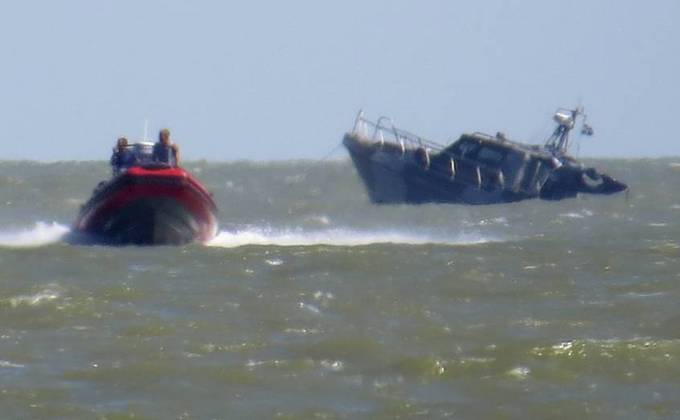 O navă a pazei de coastă ucrainene a fost scufundată de explozia unei mine în golful portului Mariupol, 7 iunie 2015.