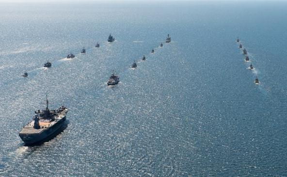 Nave de luptă din diverse naţiuni participă în regiunea Baltică la exerciţiul militar “Baltic Operations” în 2014. (Captură Foto)