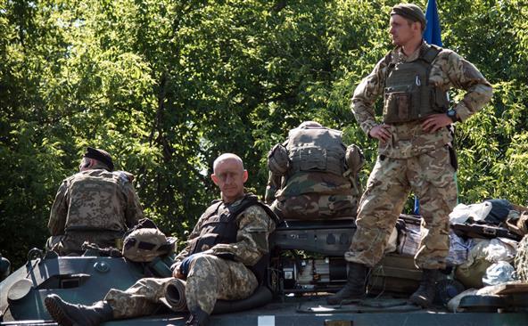 Soldaţi ucraineni se odihnesc în apropiere de oraşul Artemivsk, regiunea estică ucraineană Doneţk, 8 iunie 2015.