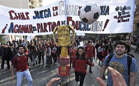 Studenţii şi profesorii protestează în Santiago, Chile, cerând reforme educaţionale şi învăţământ gratuit, 10 iunie 2015.