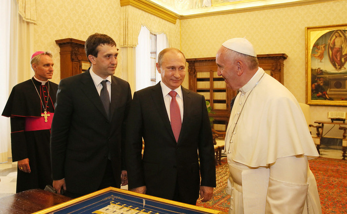 Papa Francisc schimbă cadouri cu liderul rus Vladimir Putin în Palatul Apostolic din Vatican, 10 iunie 2015.
