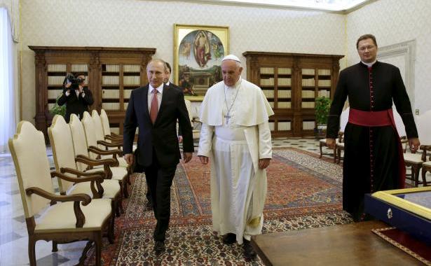 Preşedintele rus Vladimir Putin (st) se întâlneşte cu Papa Francis pentru discuţii private la Vatican, 10 iunie 2015.