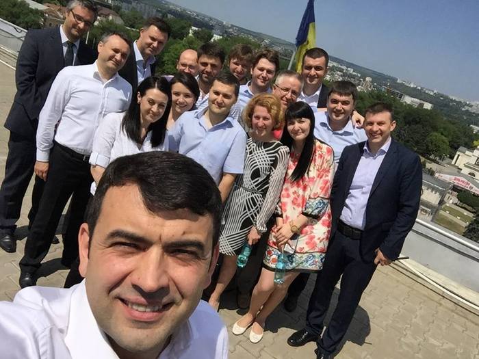 Selfie de adio de pe clădirea Guvernului, Chiril Gaburici împreună cu echipa sa (facebook.com / ChirilGaburici)