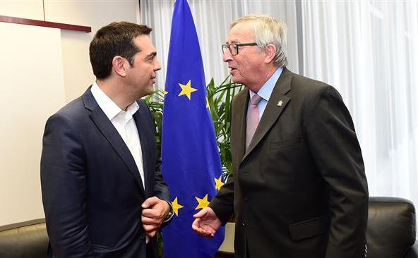 Premierul grec Alexis Tsipras (st) şi preşedintele Comisiei Europene Jean-Claude Juncker se întâlnesc la sediul UE în Bruxelles, 11 iunie 2015. (Captură Foto)