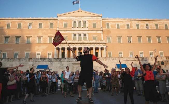 Grecii protestează în faţa Parlamentului elen din Atena împotriva creditorilor internaţionali ai ţării, 17 iunie 2015. (Captură Foto)