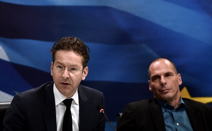 Jeroen Dijsselbloem, şeful Eurogrupului (st) şi Yanis Varoufakis, ministrul grec al finanţelor. (Captură Foto)