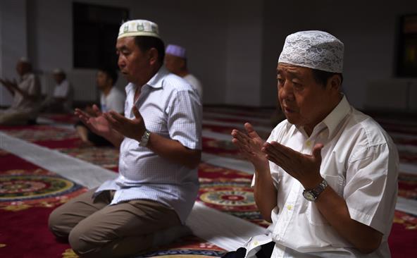 Musulmani chinezi se roagă în prima zi a Ramadanului la o moschee din Beijing, 18 iunie 2015. (Captură Foto)