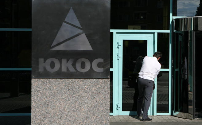 Un tribunal internaţional de arbitraj a decis în iulie 2014 că Rusia trebuie să plătească 50 de miliarde de dolari pentru exproprierea activelor fostei companii Yukos (în imagine).