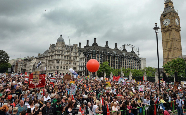 Londonezii protestează împotriva măsurilor de austeritate propuse de guvernul Cameron, 20 iunie 2015. (Captură Foto)