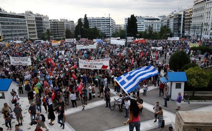 Mii de oameni protestează în faţa clădirii Parlamentului din Atena pentru a cere guvernului ţării să nu cedeze presiunii creditorilor internaţionali, 21 iunie 2015.