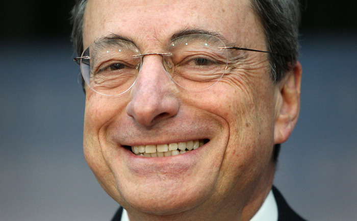 Mario Draghi, forţând un zâmbet