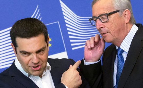 Premierul grec Alexis Tsipras (st) şi şeful Comisiei Europene, Jean-Claude Juncker. (Captură Foto)