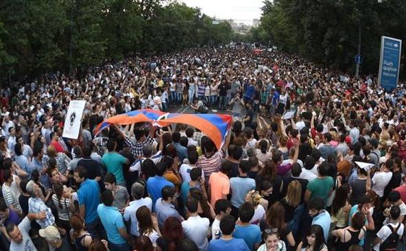 Mii de manifestanţi demonstrează pe bulevardul Marshal Bagramian din Erevan împotriva creşterii taxelor la electricitate, 24 iunie 2015. (Captură Foto)