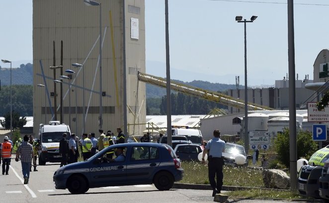 Serviciile de securitate şi de urgenţă franceze inspectează atacul asupra uzinei Air Products, situată lângă Lyon, 26 iunie 2015.