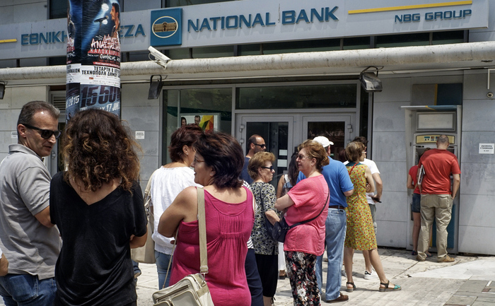 Greci stând la coadă la bancomate pentru a scoate bani, 28 iunie 2015