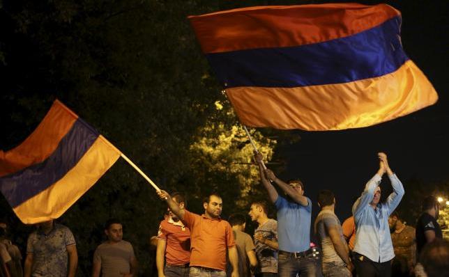Manifestanţii flutură steaguri armene în timpul unui miting în Erevan împotriva creşterii preţurilor la electricitate, 28 iunie 2015.
