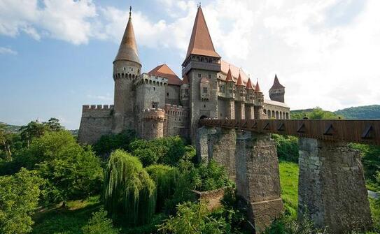 Castelul Corvinilor (Facebook)