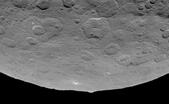 Planeta pitică Ceres, având o structură bizară în formă de piramidă şi numeroase puncte luminoase (NASA)