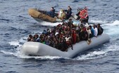 Ambarcaţiune cu imigranţi în Mediterană. (Captură Foto)