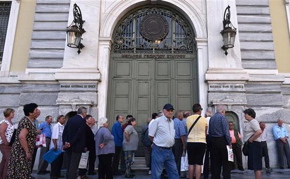 Pensionari stau în faţa sediului închis al Băncii Naţionale a Greciei în Atena, 29 iunie 2015. (Captură Foto)