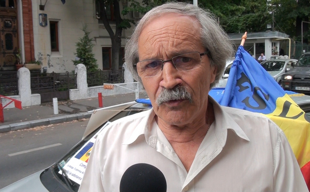 Liderul sindical Radu Minea în greva foamei, în faţa Ministerului Educaţiei, 02 iulie 2015.