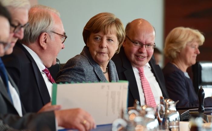 Angela Merkel prezidează o şedinţă a cabinetului german alături de Peter Altmaier (D), 3 iunie 2015 (JOHN MACDOUGALL/AFP/Getty Images)