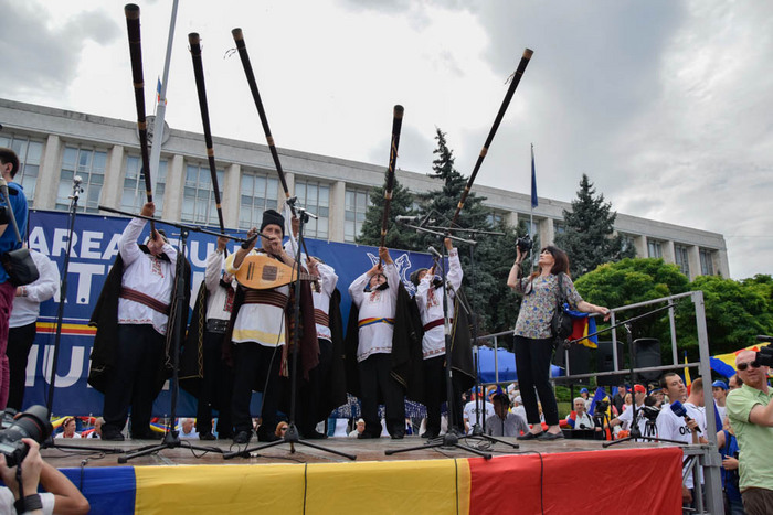 Miting unionist la Chişinău, moldovenii de peste Prut votează simbolic unirea