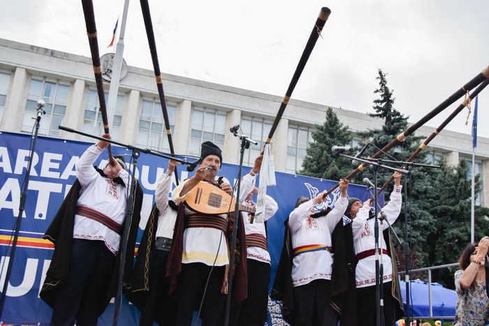 Miting unionist la Chişinău, moldovenii de peste Prut votează simbolic unirea
