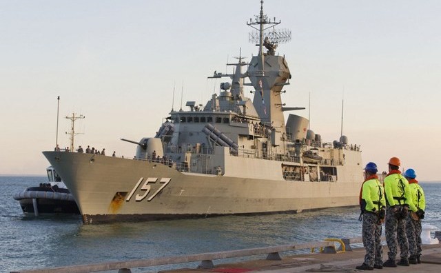 Fregata australiană HMAS Perth soseşte în 2 iulie 2015 în Portul Darwin, înainte de exerciţiul militar comun cu SUA, Talisman Sabre 2015.