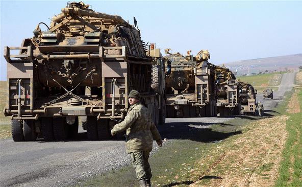 Vehicule militare şi tancuri turceşti se deplasează în apropiere de graniţa siriană, în districtul rusal Suruc, 23 februarie 2015.