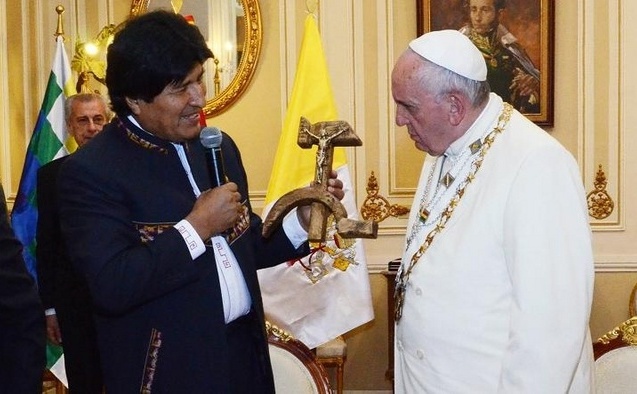 Preşedintele bolivian Evo Morales îi înmânează Papei Francisc un crufix comunist.