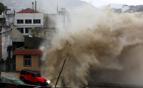 Un val puternic loveşte în Wenling, provincia estică chineză Zhejiang, 10 iulie 2015.