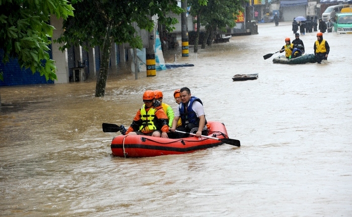 Inundaţii cauzate de taifunul Chan-hom în Shaoxing, provincia Zhejiang, China, 11 iulie 2015. 