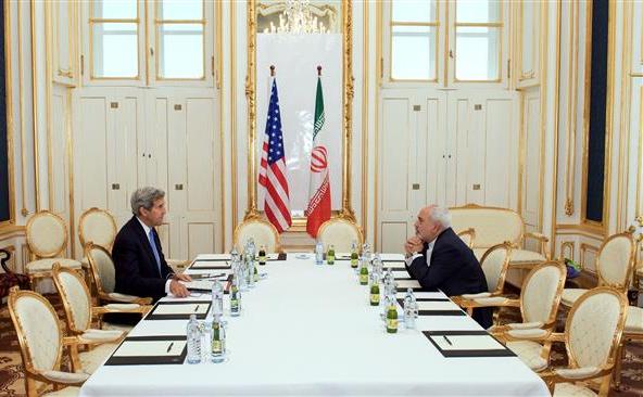 Ministrul iranian de externe Mohammad Javad Zarif (dr) şi secretarul de stat american John Kerry discută în 1 iulie 2015 la Viena.