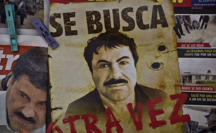 Un poster cu imaginea baronului mexican al drogurilor El Chapo, pe care scrie “Căutat, din nou”, este văzut la un stand de ziare din Mexico   City în 13 iulie 2015.
