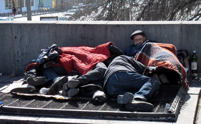 Cerşetori ruşi lângă Librăria Rusească de Stat din Moscova. (Captură Foto)