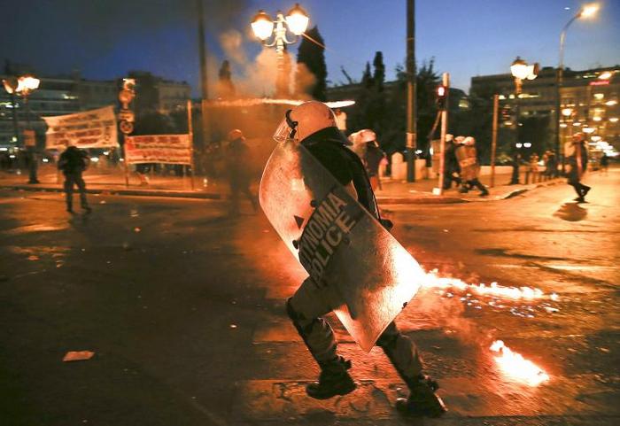 Forţele de ordine încearcă să disperseze manifestanţii în timpul protestelor violente din Atena, 15 iulie 2015.