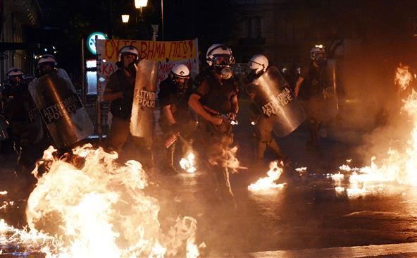 Forţele de poliţie se confruntă cu manifestanţi greci în timpul unui protest anti-austeritate în Atena, 15 iulie 2015.