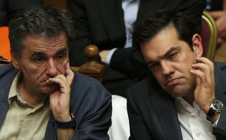 Premierul grec Alexis Tsipras (dr) şi ministrul său al finanţelor Euclid Tsakalotos. (Captură Foto)