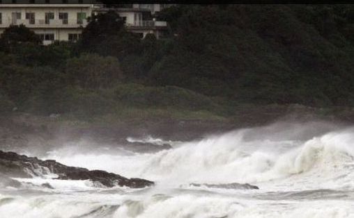 Valuri uriaşe lovesc coasta localităţii Huyga, din prefectura Miyazaki, pe insula sudică japoneză Kyushu, 16 iulie 2015.