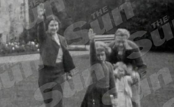 Regina Elisabeta a II-a (centru) şi mama ei, Regina Mamă Elisabeta, fac salutul nazist în 1933 sau 1934 la castelul scoţian Balmoral. (Captură Foto)