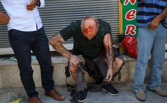 Cel puţin 28 de oameni au fost ucişi şi peste 100 de răniţi într-o explozie în oraşul turcesc Suruc, 20 iulie 2015.