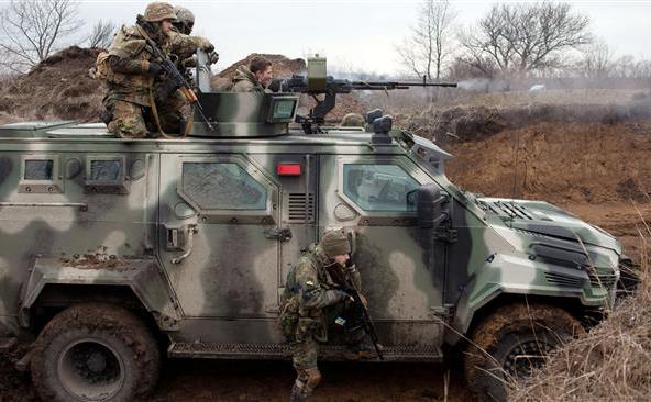 Soldaţii ucraineni participă la exerciţii militare în sudul Ucrainei, 6 februarie 2015. (Captură Foto)
