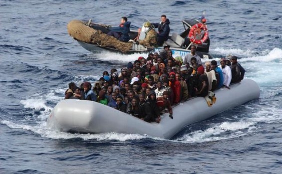 Ambarcaţiune cu imigranţi în Meditarană.