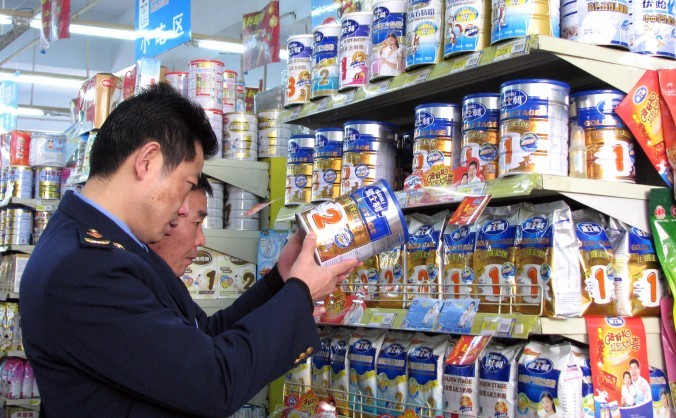 Miliţieni chinezi verifică lapte praf în Tongzi, provincia Guizhou, 9 februarie 2010, după ce produse lactate contaminate cu melamină au apărut din nou în magazinele din China