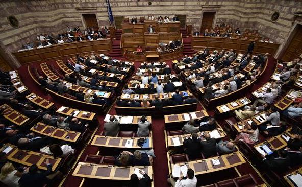 
Legiuitorii eleni participă la o sesiune în Parlament, Atena, 15 iulie 2015.
